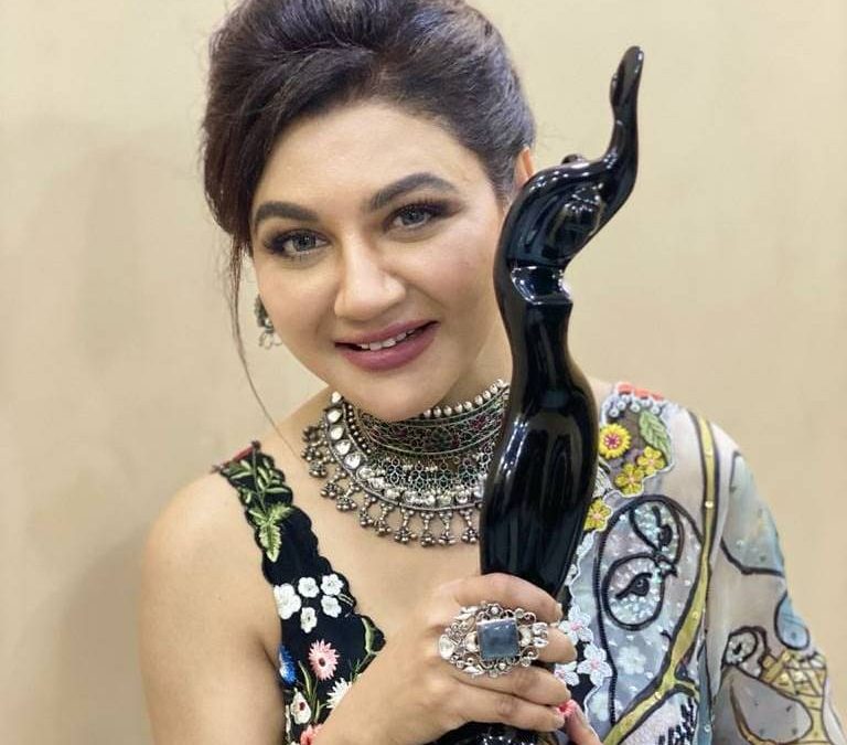 Joya Ahsan wins Best Actress at Filmfare Awards Bangla